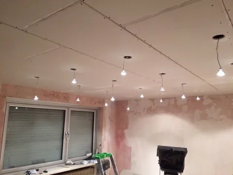 Decken – Abgehaengte Decke Mit Lichtspots